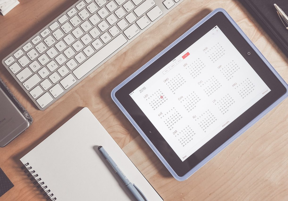 Photo by Pexels calendar, desk